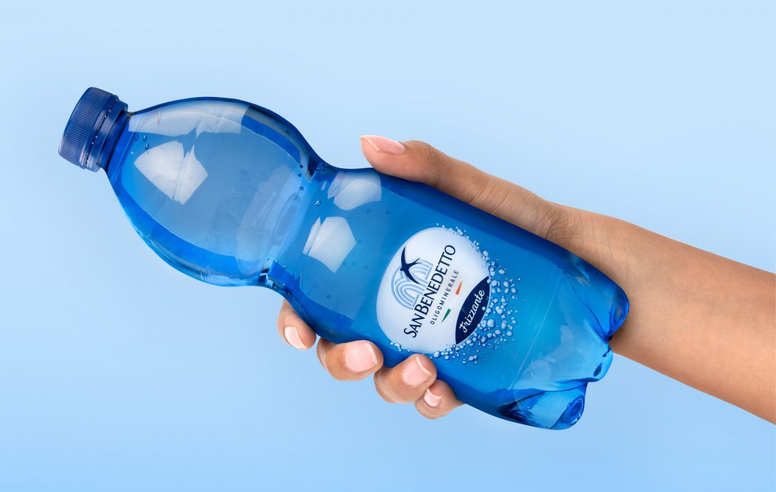 CBA San Benedetto Frizzanti Slider 2840x1800 Bottiglia Mano 1